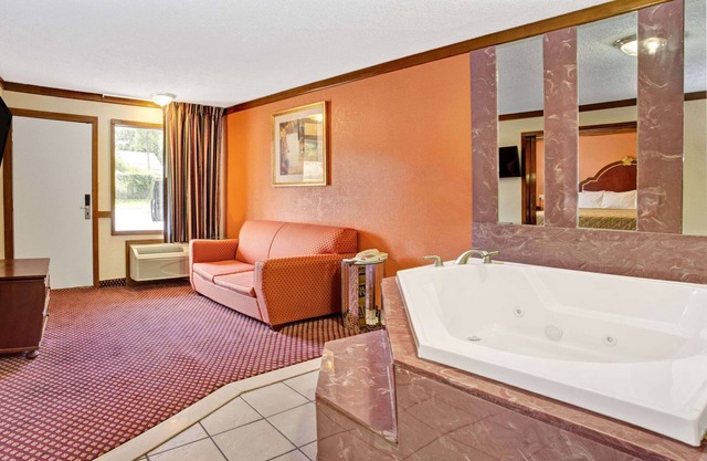 Travelodge by Wyndham Sellersburg/Louisville North