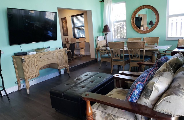 Treasure Cove - 2,100sqft Home away from Home, 1.4m to the Beach, 3bdrm, 2 bath