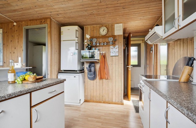 Treat yourself to some time off in this compact and pleasant vacation home on Snaptun beach.