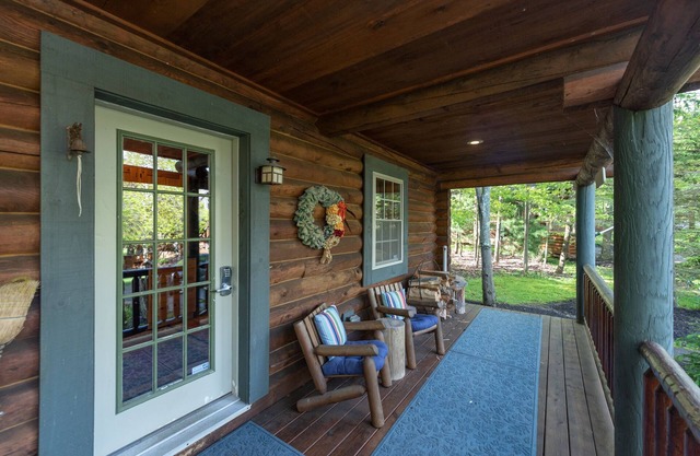 Tree Haus: Lake Area, Hot Tub, Fireplace, Shuffleboard!