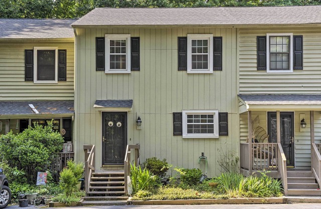 Tree-Lined Durham Townhome: Close to Parks!