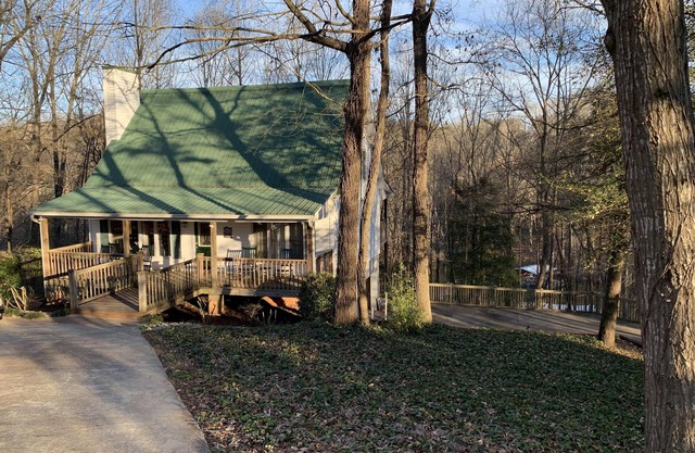 Tree Tops Spacious Lake Front Family-Friendly Home