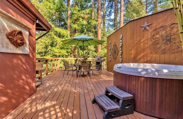 TreeFort~Bright and Fun Forest Cabin! Smarthome! EV Charger!HtTb,Decks,Pup