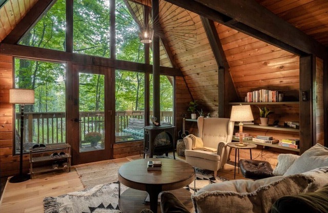 TreeHouse Adventure: Hot Tub, Park Pass & Near Beach