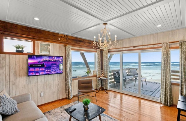 Treehouse Artist Haven Direct Oceanfront 2br