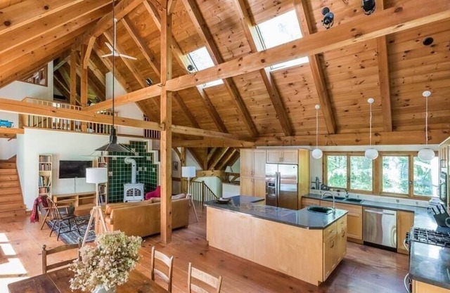 TreeHouse: Berkshires chalet in sun-dappled forest