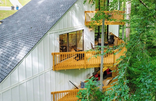 Treehouse Vibes in the City of Atlanta! 180 Degrees of Private Forest Scenery