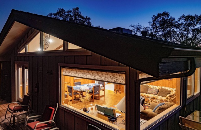 Treetop Villa, Charming cottage on 100 acres with WiFi and AC in serene Mariposa