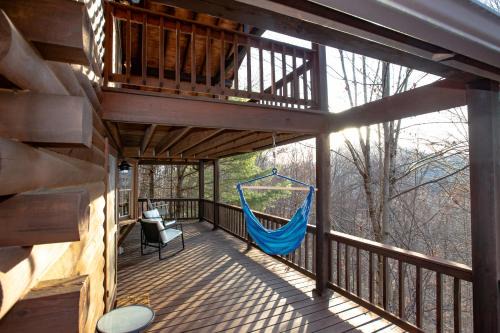 Treetops Cabin easy to Asheville with fast wifi and great view