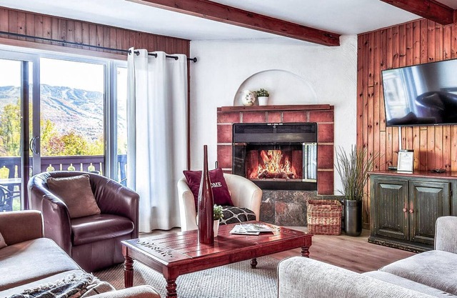 Tremblant Hotel Du Lac - Amazing Lake and Mountain View (G475) | 5 min from Tremblant Resort