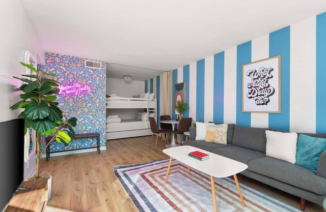 Trendy Apt on Music Row! Walk to Dozens of Bars