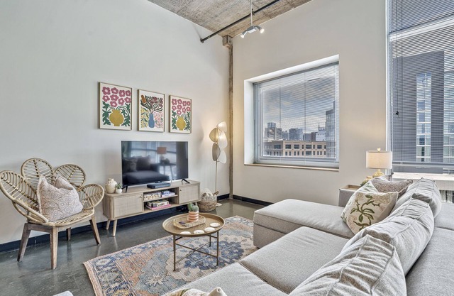 Trendy & Central Gulch Condo!