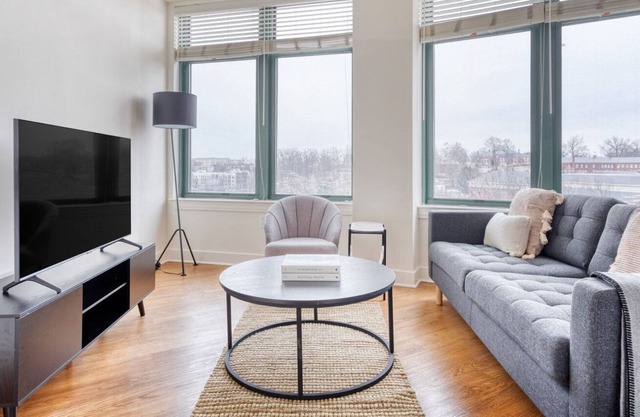 Trendy Clarendon 2BR w/ W/D, Concierge & Gym, walk to Metro, by Blueground