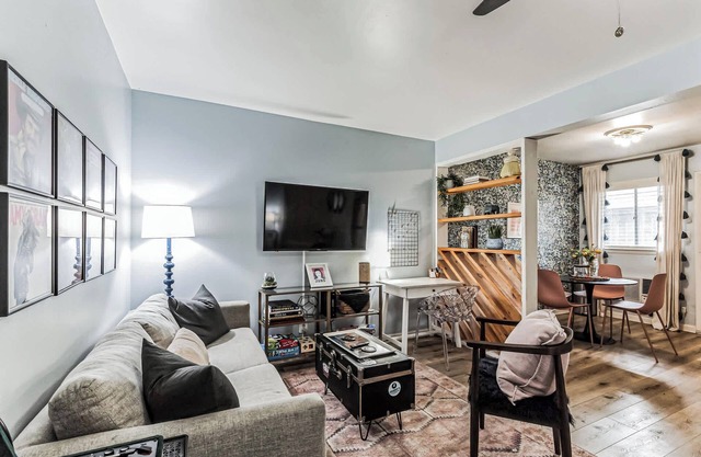 Trendy Studio for 4 w/Community Pool!