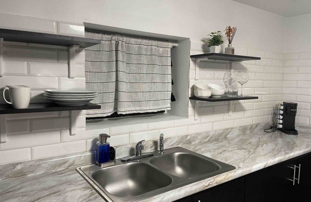 Trendy Unit-15mins to downtown!