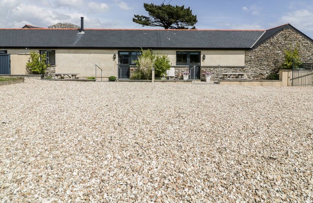 TREVENNA BARN, pet friendly, with a garden in Veryan