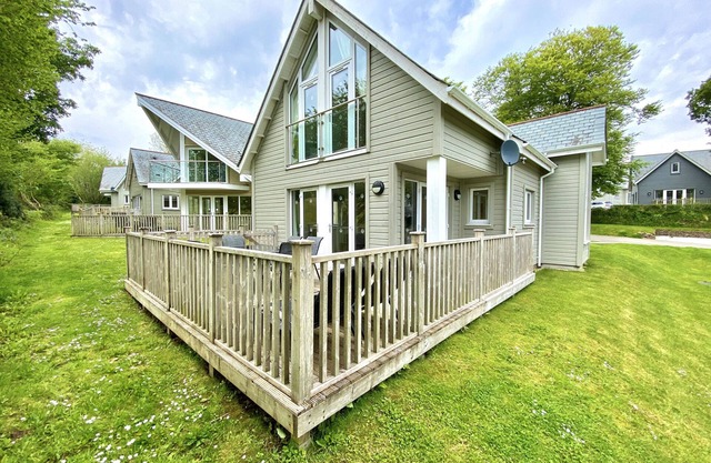 Trewhiddle Villa 20 - a trewhiddle that sleeps 6 guests in 3 bedrooms