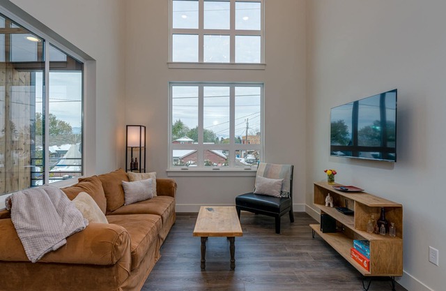 Tri-level townhome, end unit & located 2 miles from DT Missoula!