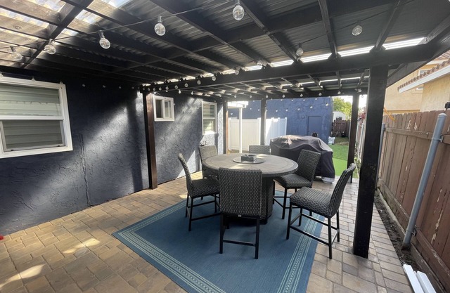 Tricked out 1/1 Beach Cottage, Pets, AC, Putting Green, 1 mile to toes in sand.