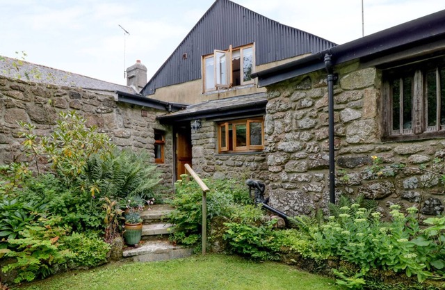 TRILBYS, romantic, country holiday cottage, with a garden in Chagford