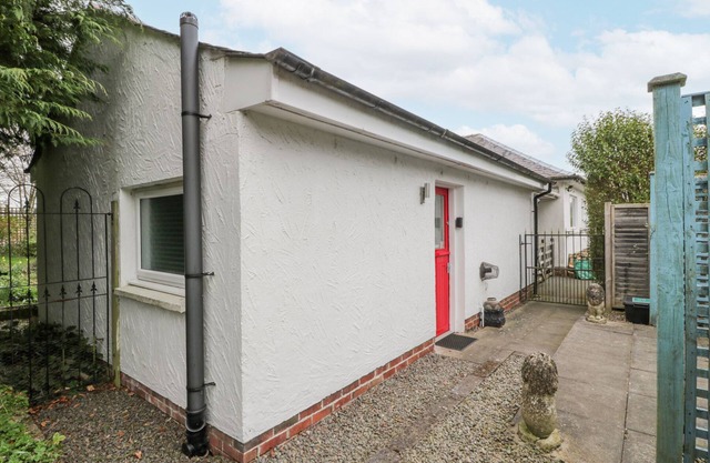 TROLOSS LODGE, pet friendly, character holiday cottage in Thornhill