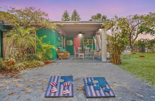 Tropical 4BR Getaway Near Downtown WPB BBQ, Games, King Bed