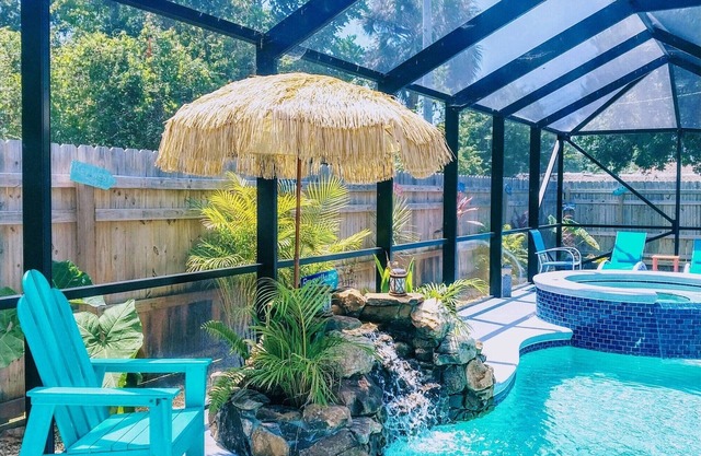 Tropical Escape, Saltwater Pool, Hot Tub & Tiki Bar .Near Beaches. Pet-friendly