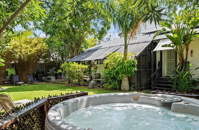 Tropical Garden Family Home & Penthouse - Sleeps 8 Walk to Beach, BBQ, Hot Tub