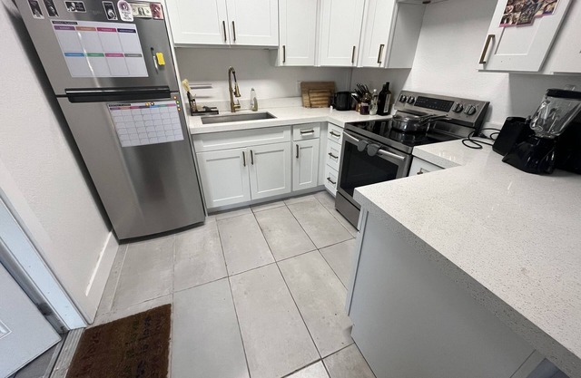 Tropical Garden Oasis Close to Downtown FLL