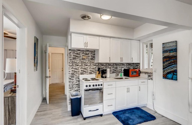 Tropical Getaway/Stunning 2BR Gem