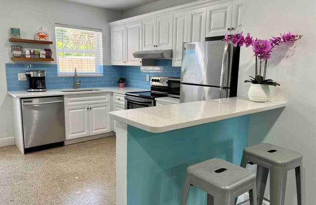 Tropical Hideaway near Beach! Tons of parking