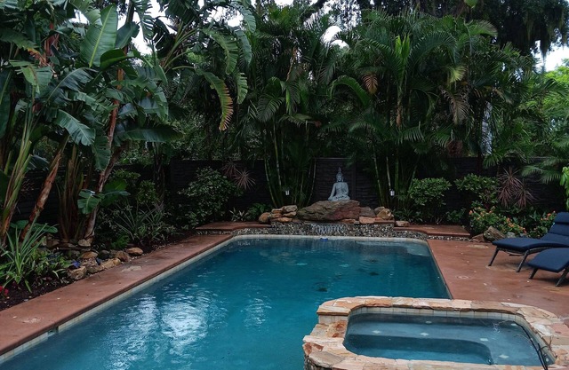 Tropical lagoon-style vintage home in historic Mt Dora