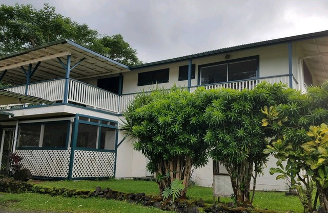 Tropical mini resort home in paradise 1ac yard. Whole home beautifully upgraded