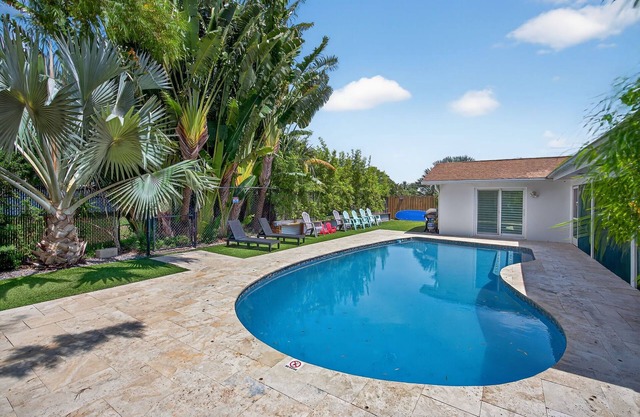 Tropical Oasis~Heated Pool~Sleeps 10~Family Pet Friendly, Fully Fenced Yard