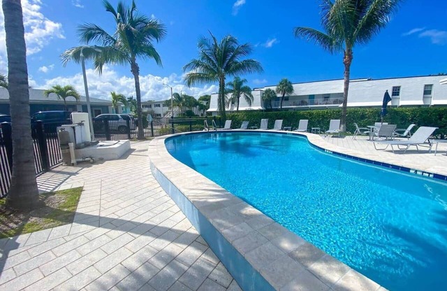 "Tropical Oasis" by the beach & shops, with pool