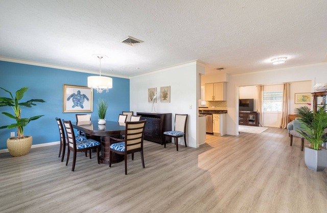 Tropical Oasis Near Siesta Key Beach, Air Purifier, 6 Beds, Sleeps 8