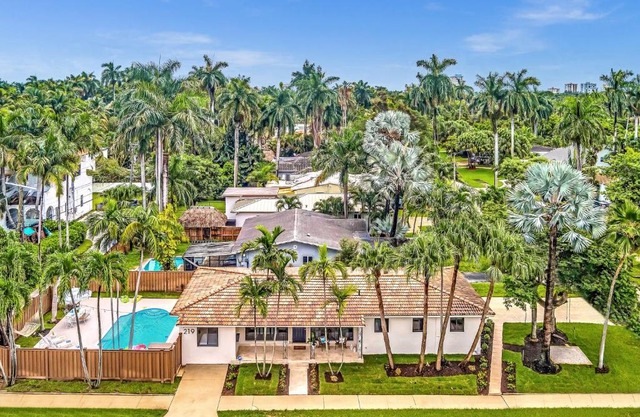 Tropical Oasis with pool 10 mins airport & 5 mins Beach