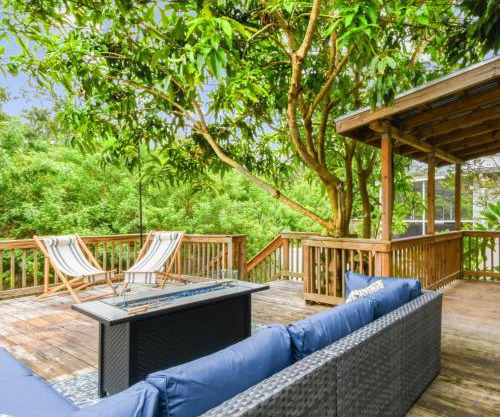 Tropical Retreat- Pet & Family Friendly, Hot Tub, Fire Pit, Deck, Grill, 5 min to Beach