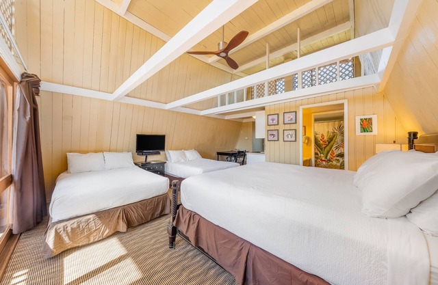 Tropical studio in oceanfront resort w/pool, WiFi, & kitchenette - snowbirds OK