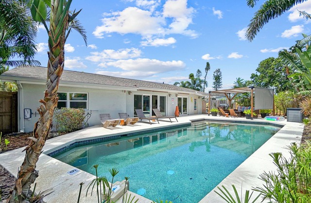 Tropical Suburban Oasis w/Heated Pool - Beaches and IMG Academy nearby