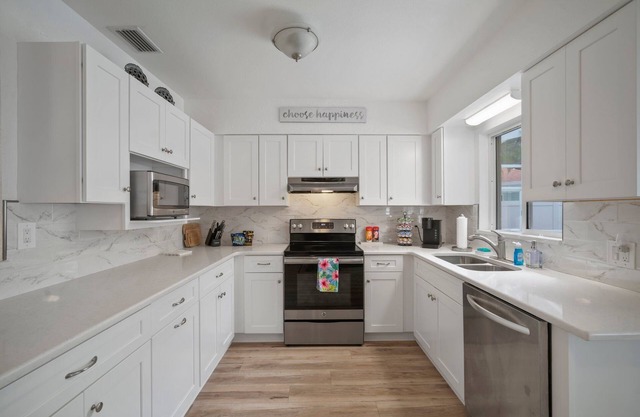 Tropical vacation home in St. Petersburg - only 5 minutes from the beach!