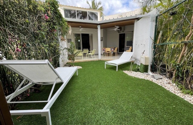 Tropical villa with shared pool 2 minutes from the beach