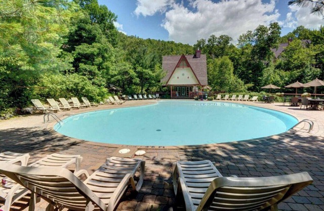 TRUE ski in/out - large heated pool in summer!