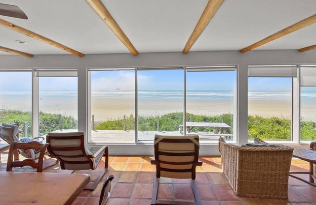 Truly Breathtaking Panormaic Ocean Views, Pet Friendly, Huge Deck, Hot Tub, BBQ, Seconds to Beach