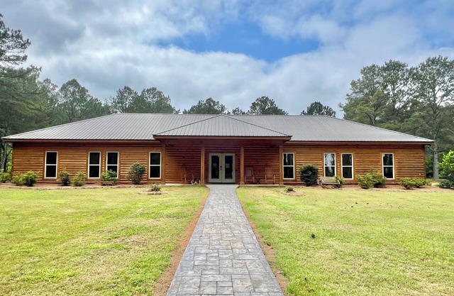 Tucked away in the quiet countryside of Fort Valley, GA, the Inn is an ideal setting for corporate retreats, family reunions, or group getaways.