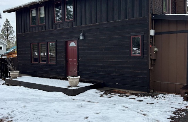 Tucked into the Glenshire area of Truckee, this home is perfect for everyone!