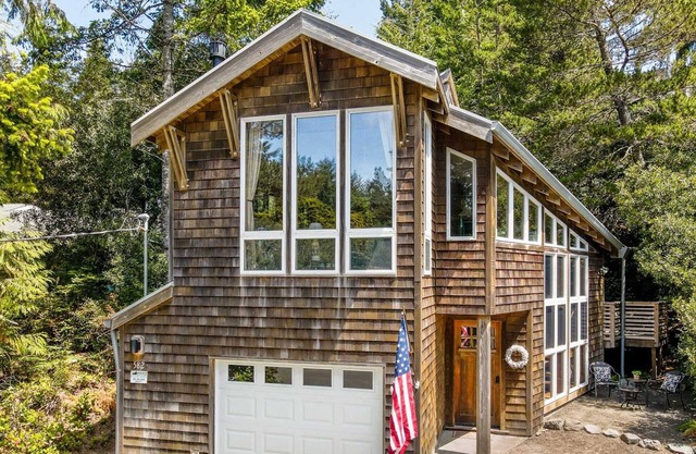 Tucked into the hillside a block up from the beach. Dog Friendly and oh so cute!