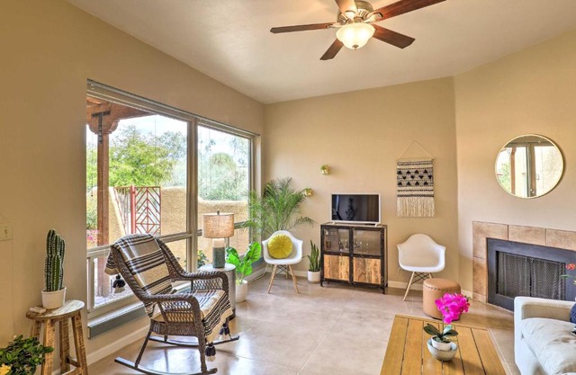 Tucson Townhome 11 Mi to Dtwn - Long-Term Stays!