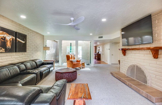 Tucson Townhome w/Mountain View, Pool Access!