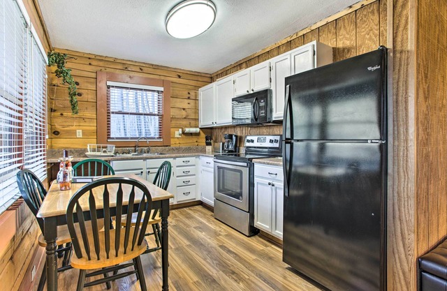'Turkey Creek Cove’ Clyde Cabin w/Mtn Views!